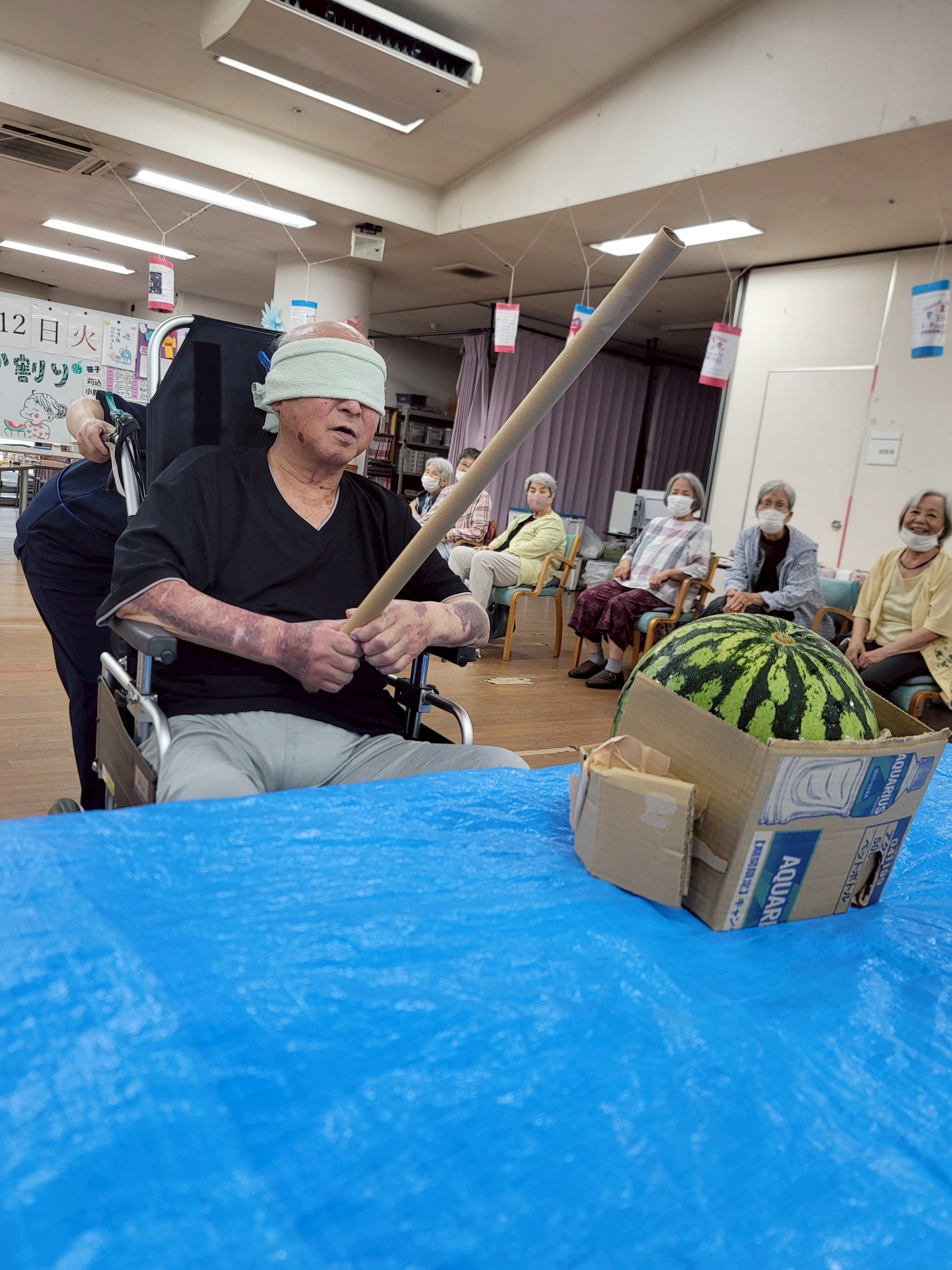 みんなで力を合わせて　スイカ割り🍉デイサービスセンター南清苑イメージ
